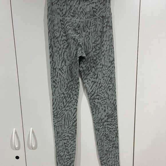 Gap Fit Studio green pattern Sky High Leggings - Picture 2 of 5